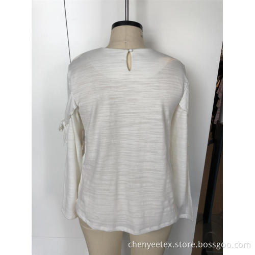 A round collar makes long sleeves look thinner